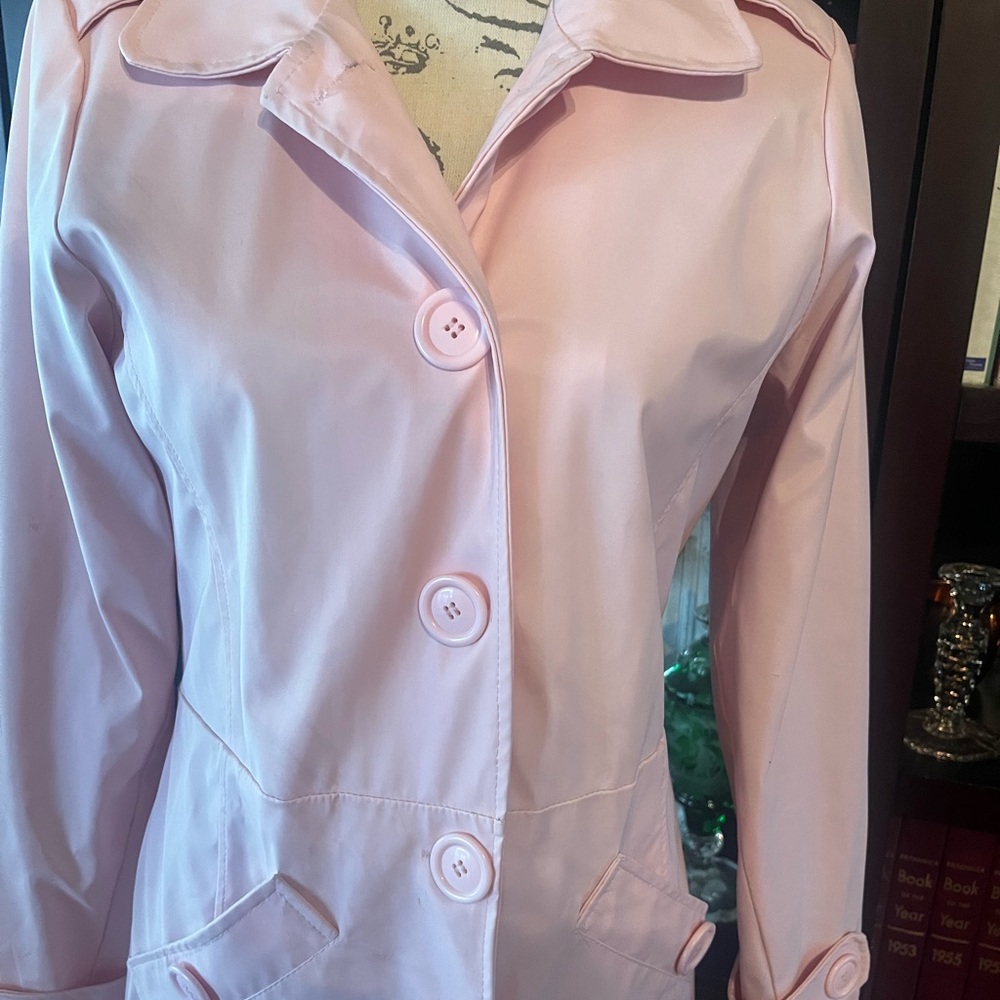 Cute, pink raincoat with big button details. - Picture 7 of 8